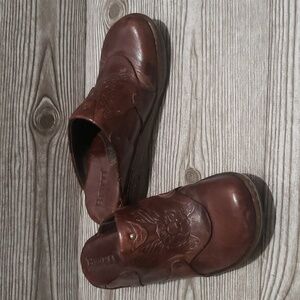 Born brown embosed tooled leather platforms clogs mules woman shoes size 9/40.5